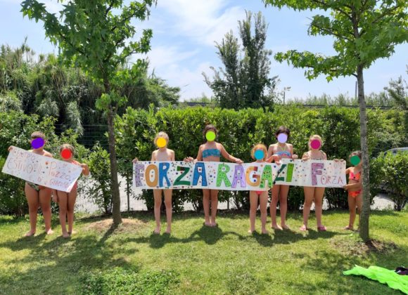 bambini con striscione