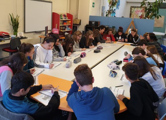 Ragazzi a scuola intorno ad un grande tavolo