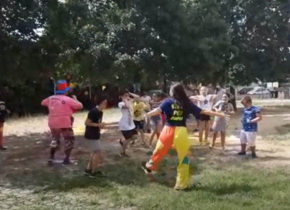 bambini ballano in giardino al centro estivo