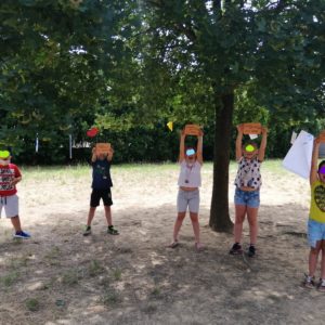 bambini gioiosi in un parco