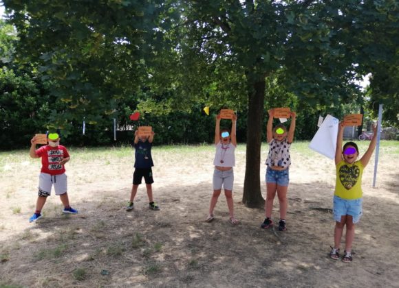 bambini gioiosi in un parco