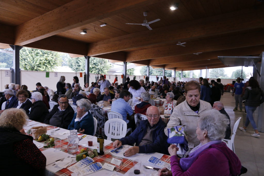 nonni a pranzo al Parco Verde