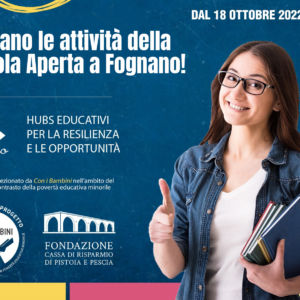 studentessa con libri sotto braccio che fa ok con la mano