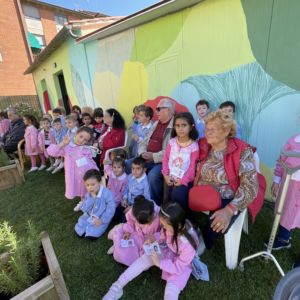 I bimbi della scuola Caramelli in visita ai nonni di Cantastorie