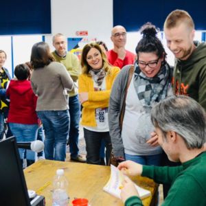 scrittore firma la copia di un libro ai fan