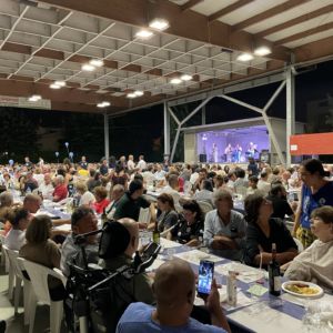 persone a tavola alla cena sociale