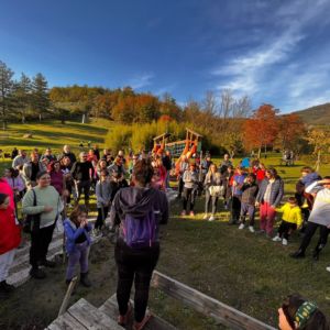 persone riunite in un parco