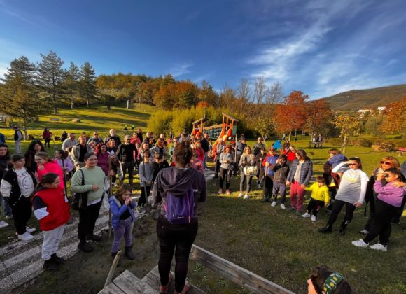 persone riunite in un parco