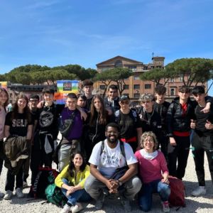 foto di gruppo ragazzi Spazio Giovani e educatori